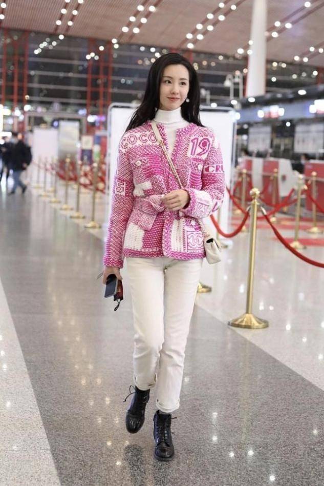 陈都灵机场街拍:“奶奶衣柜”开衫穿搭成熟不少