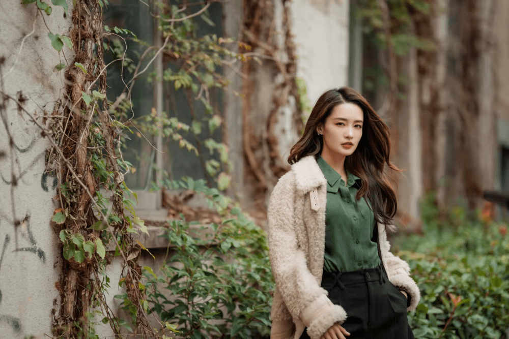 李沁衬衣马甲配长裙，花园中拍照宛如小精灵 时尚 第7张