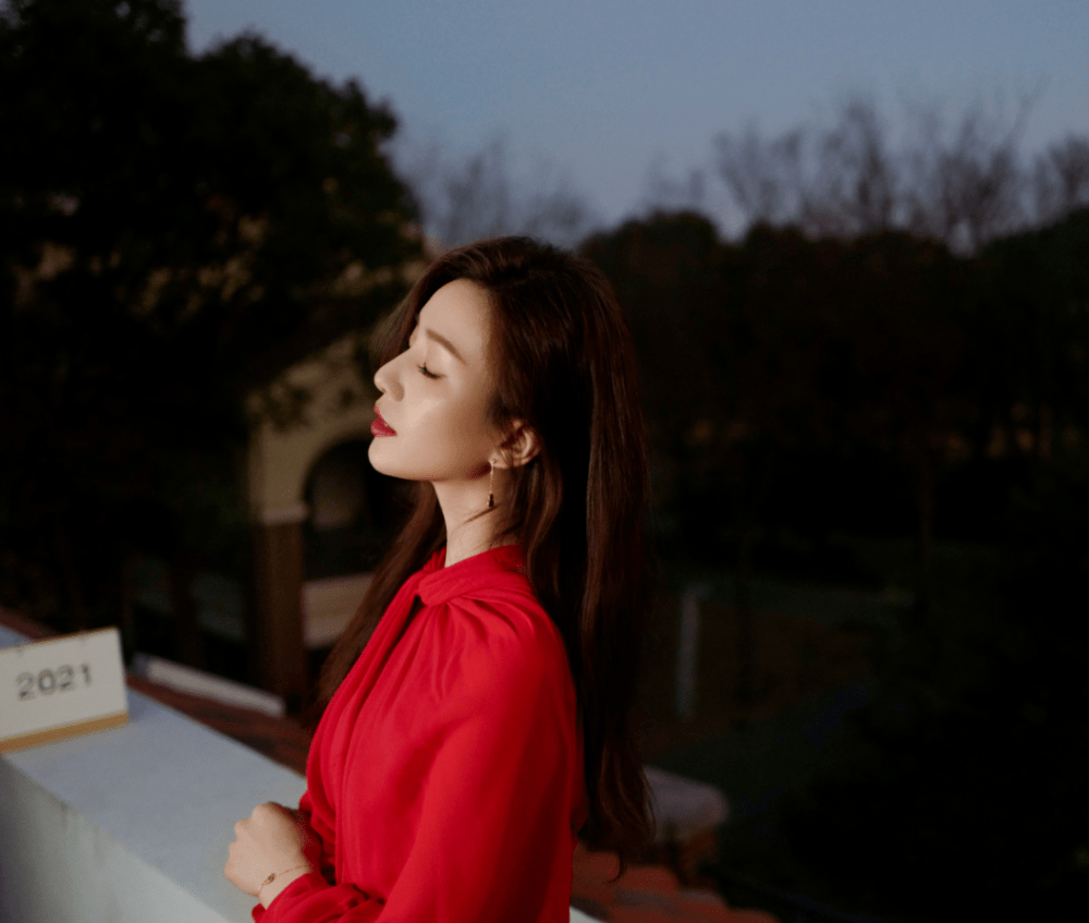 刘诗诗红裙造型搭配棕色卷发温婉动人，皮肤细腻五官精致