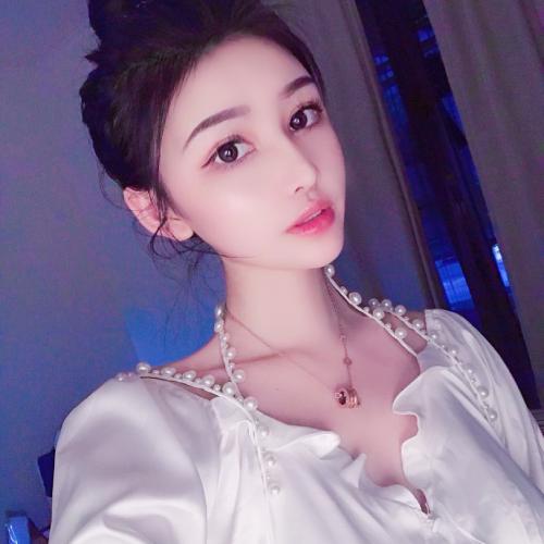 躲在办公桌底下吃零食 我撞见了总裁的大秘密