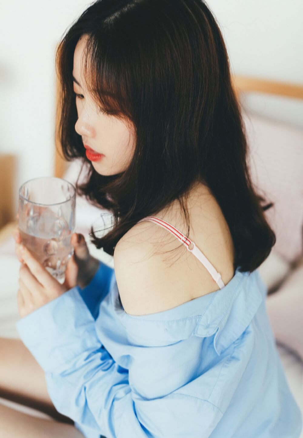 蓝色衬衣美女半露香肩大胆诱惑写真