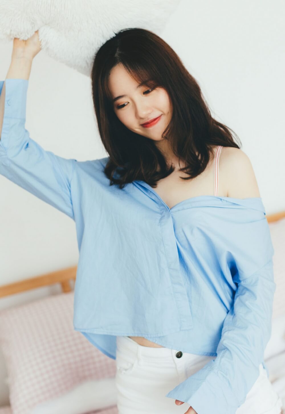 蓝色衬衣美女半露香肩大胆诱惑写真