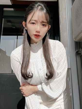 天木纯穿紧身小可爱 低头吃面战舰级美胸困扰