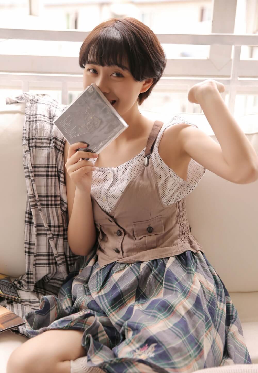 笑容甜美治愈系元气美少女短发清新图片写真