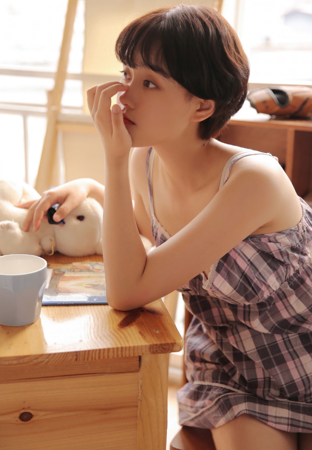 笑容甜美治愈系元气美少女短发清新图片写真