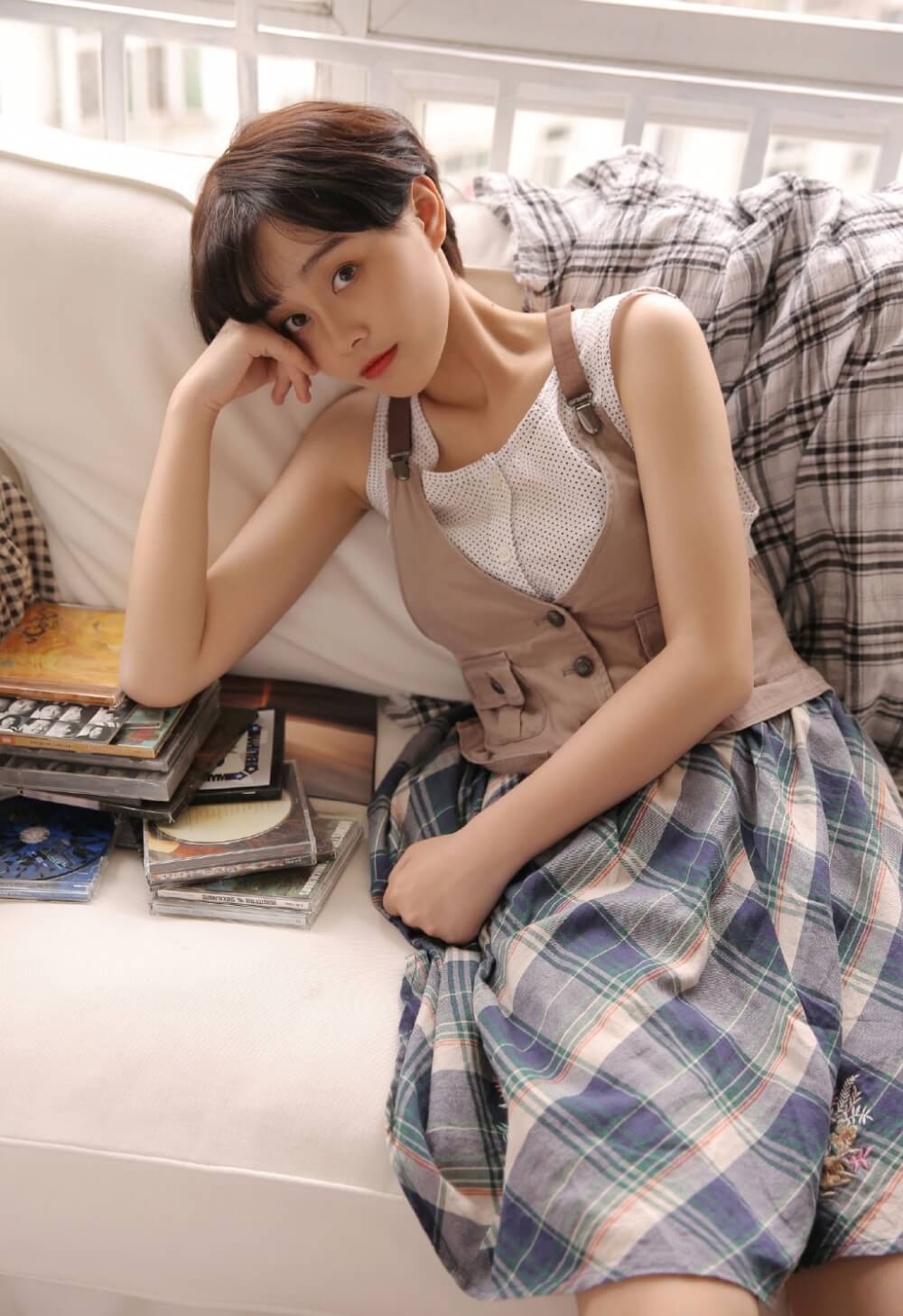 笑容甜美治愈系元气美少女短发清新图片写真