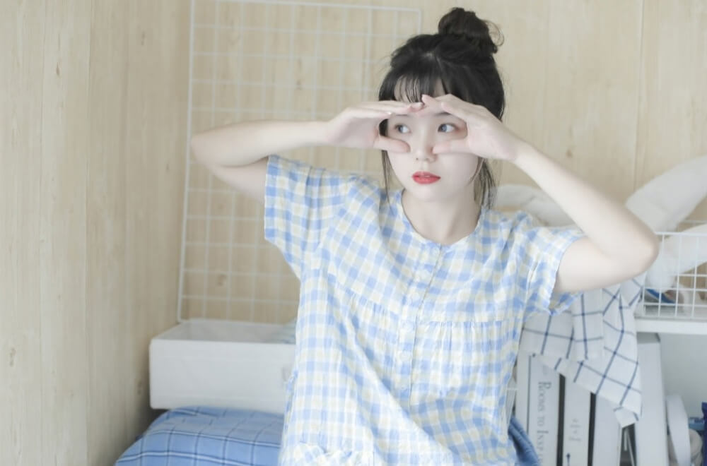 肌肤白如雪的妹子日系居家写真