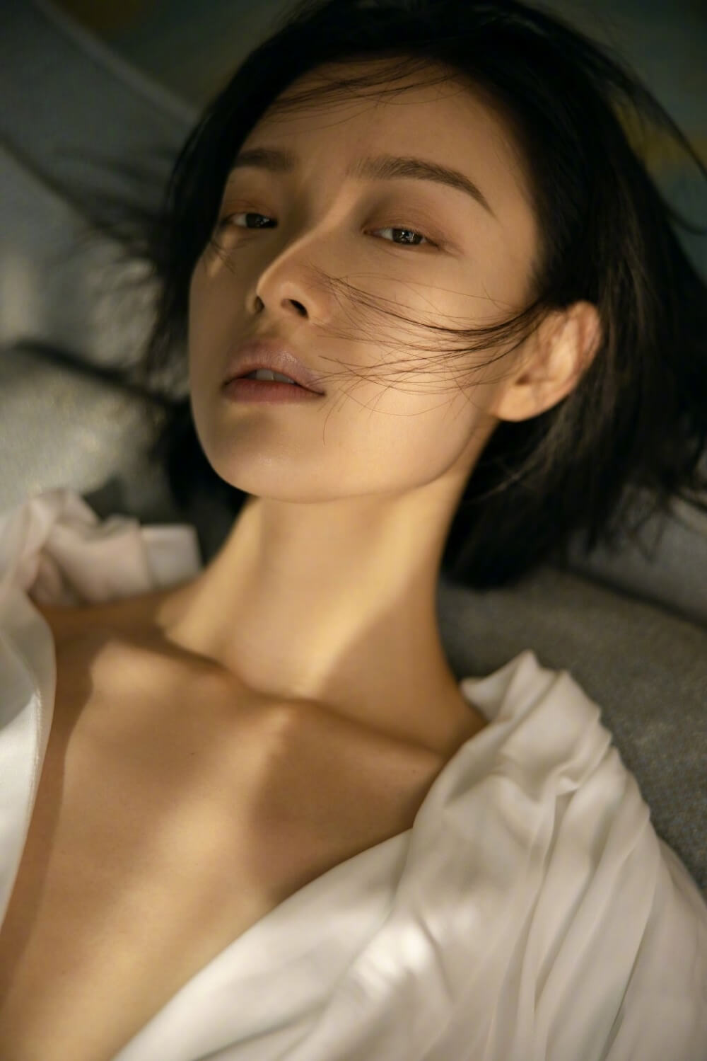 倪妮淡妆自信慵懒短发午后窗边写真 时尚 第1张