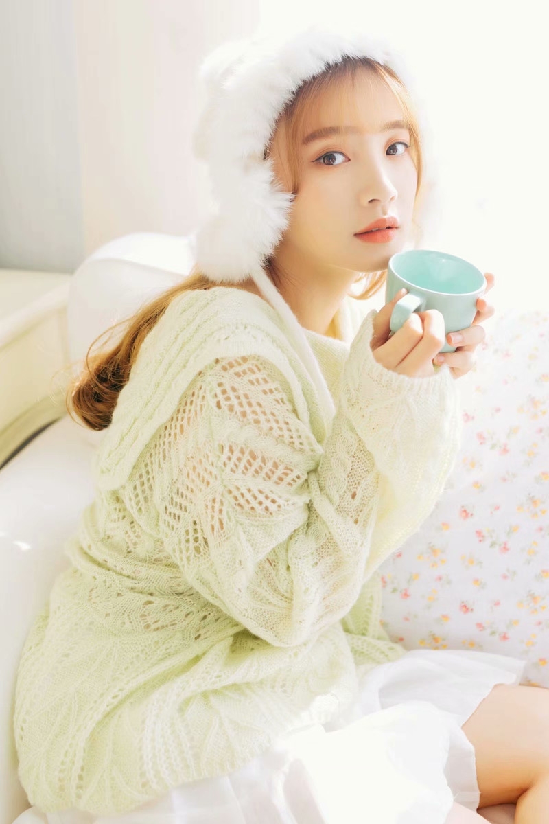 美女白皙皮肤气质温婉优雅唯美写真图片