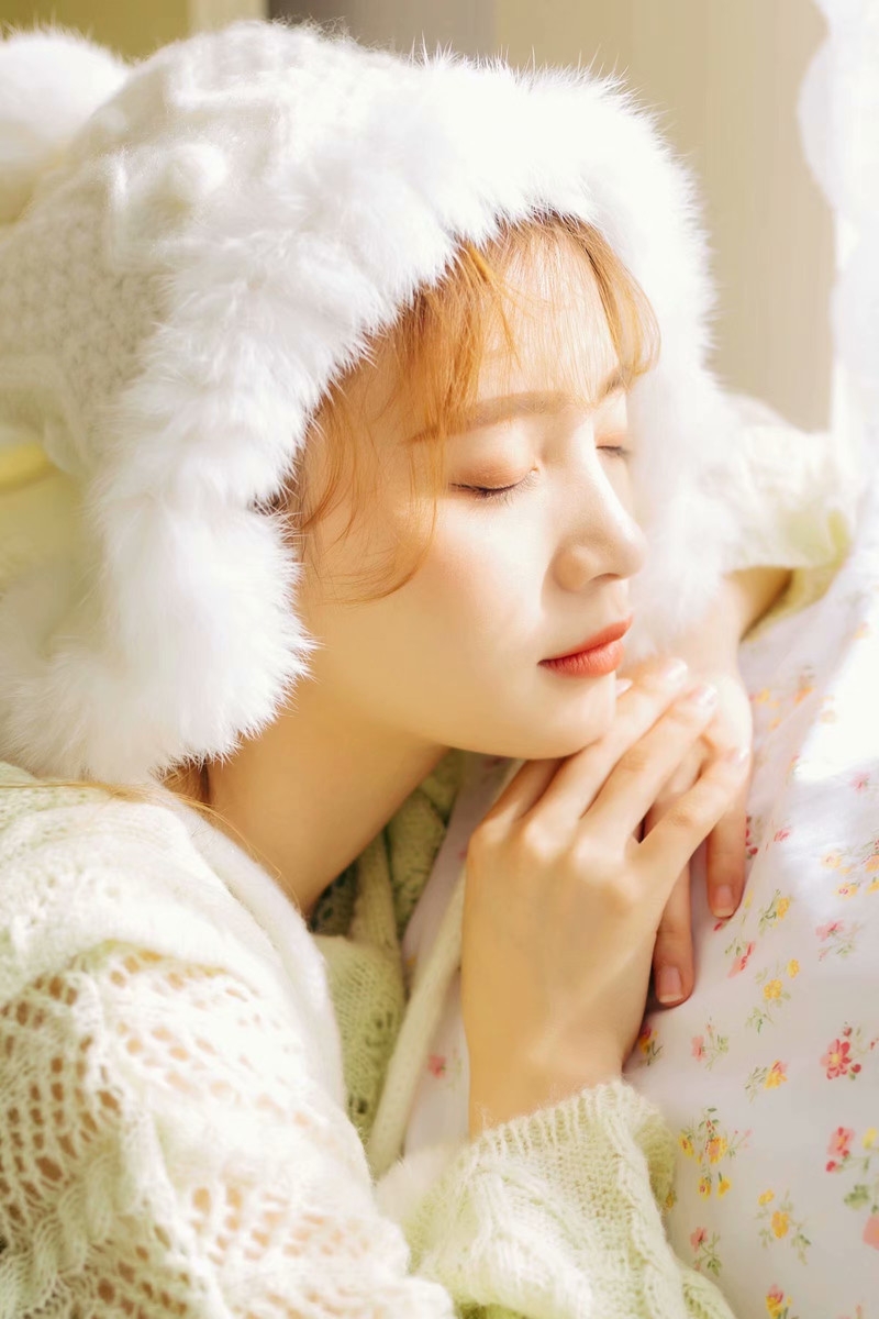 美女白皙皮肤气质温婉优雅唯美写真图片