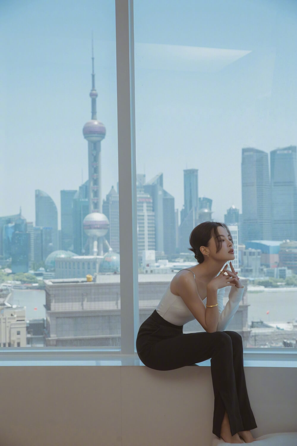 辛芷蕾黑白造型尽显知性干练活动造型