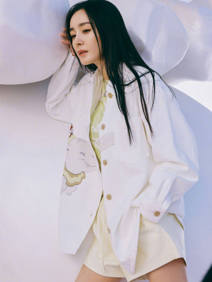 当红女星杨幂最新靓图写真!穿黑色连衣裙又美又飒