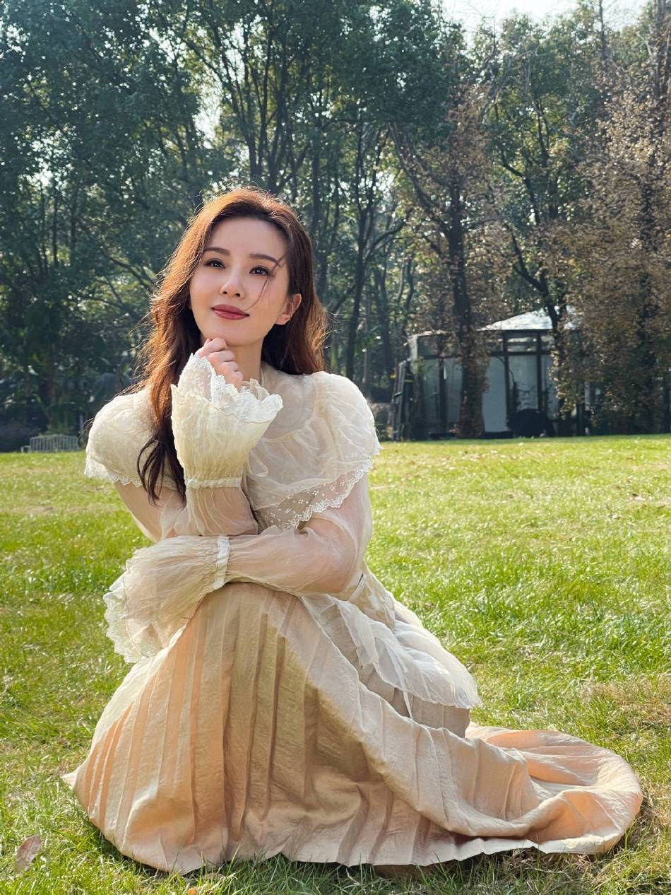 刘诗诗穿米色长纱裙温婉动人,超甜美!