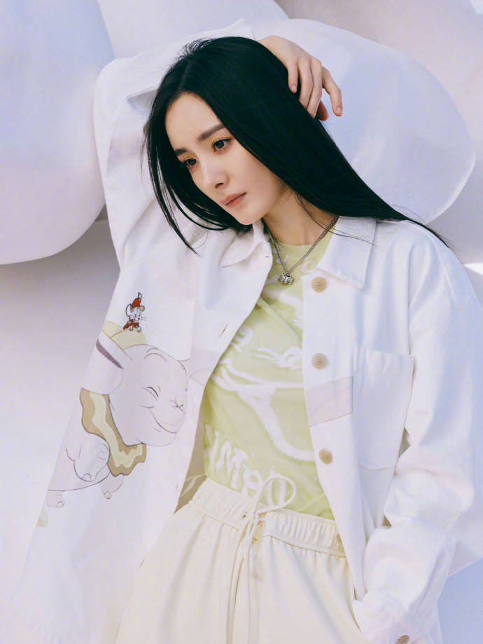 当红女星杨幂最新靓图写真!穿黑色连衣裙又美又飒