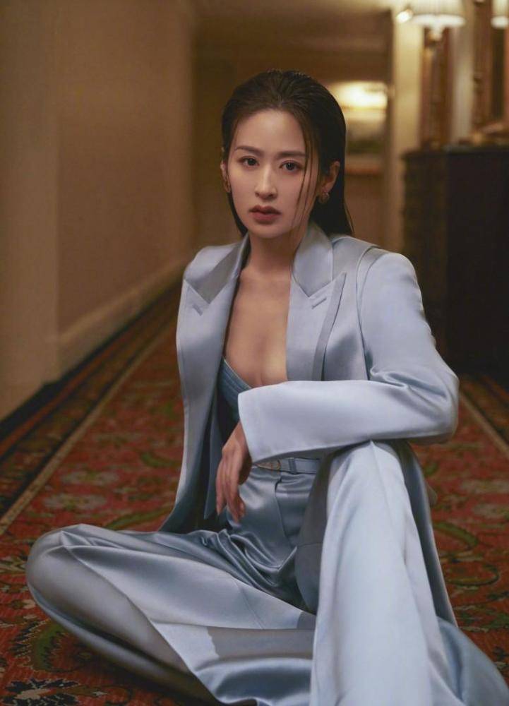颖儿西装搭配内衣，大胆火辣展现好身材 时尚 第4张
