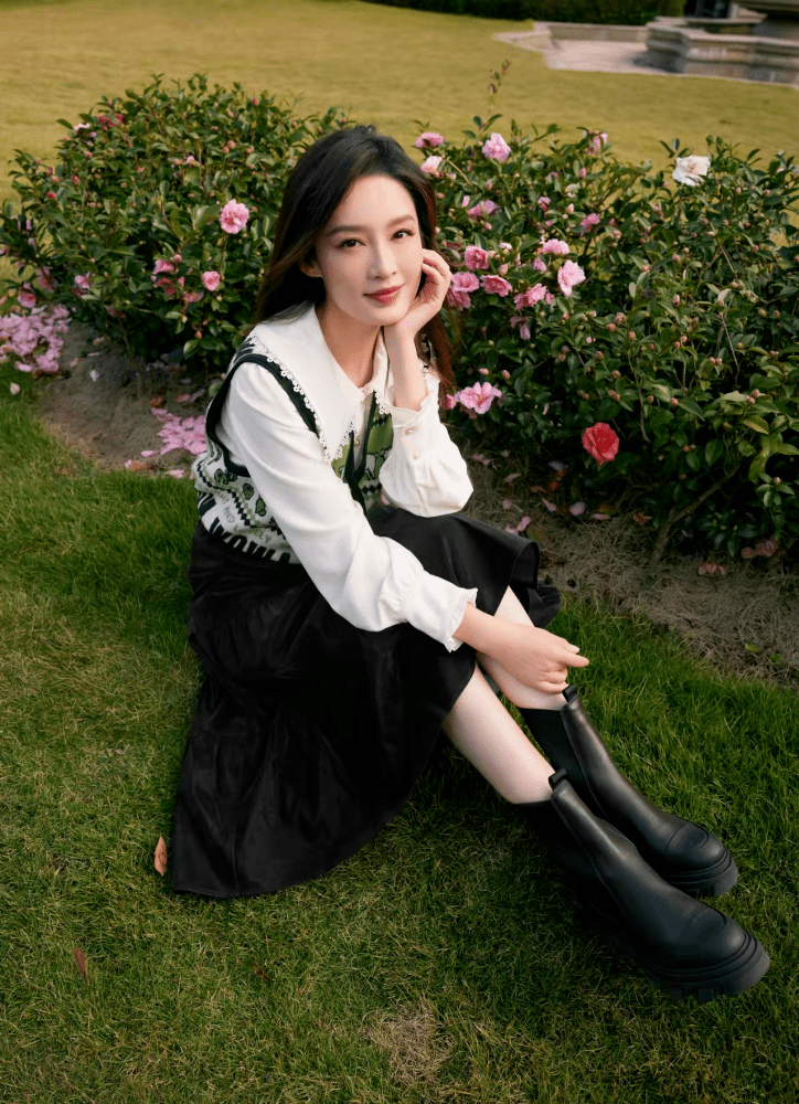李沁衬衣马甲配长裙，花园中拍照宛如小精灵 时尚 第3张