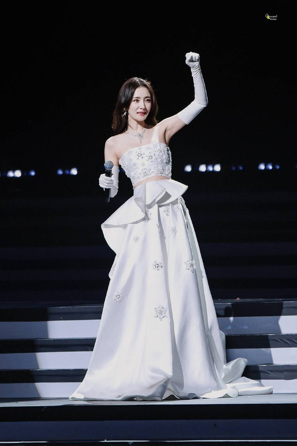 杨幂穿露腰开衩长裙美若天仙!肤白貌美性感迷人