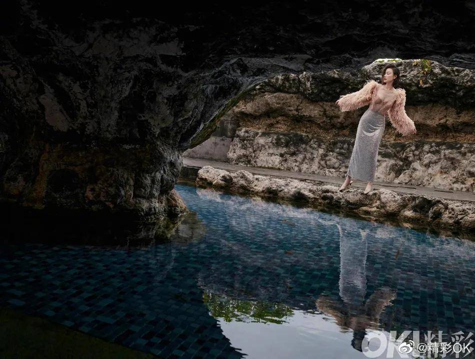 倪妮穿蓝黄条纹套装大秀小肚脐!肤白貌美太性感惊艳