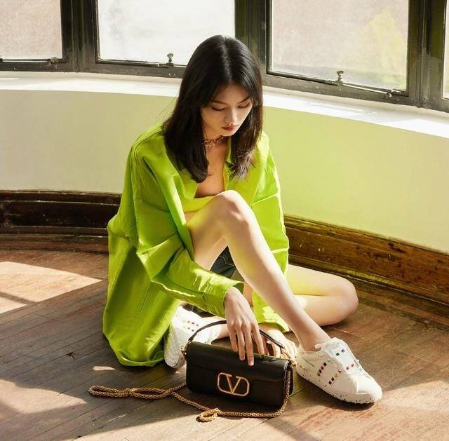 95后超模贺聪衬衣里面只穿一片布就出镜,身材比例绝了