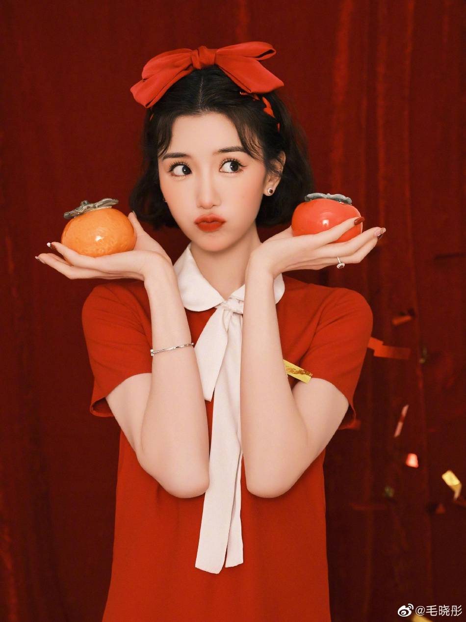 毛晓彤化身红雪公主大秀玉腿!肤白貌美太性感撩人