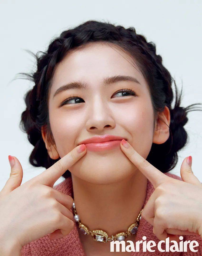 韩国女星安宥真美图粉嫩腮红！穿出了美少女即视感