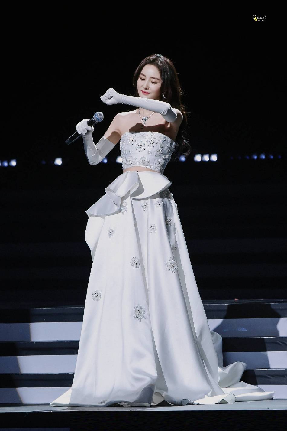 杨幂穿露腰开衩长裙美若天仙!肤白貌美性感迷人