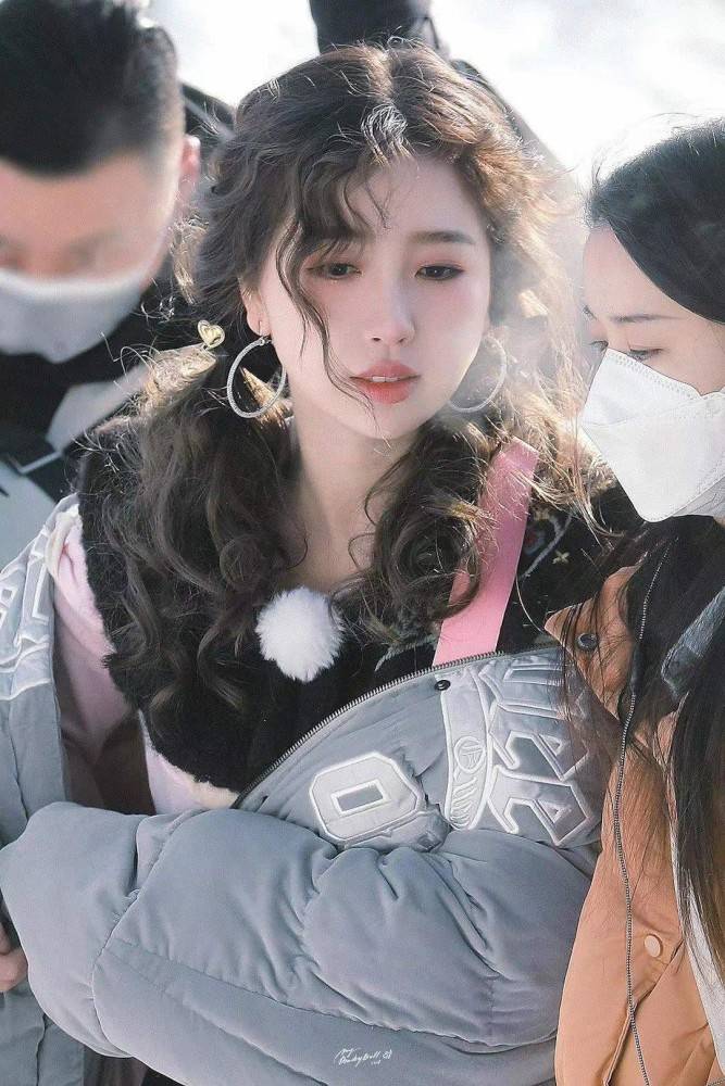 虞书欣棉服打扮保暖洋气,双马尾羊毛卷超乖巧