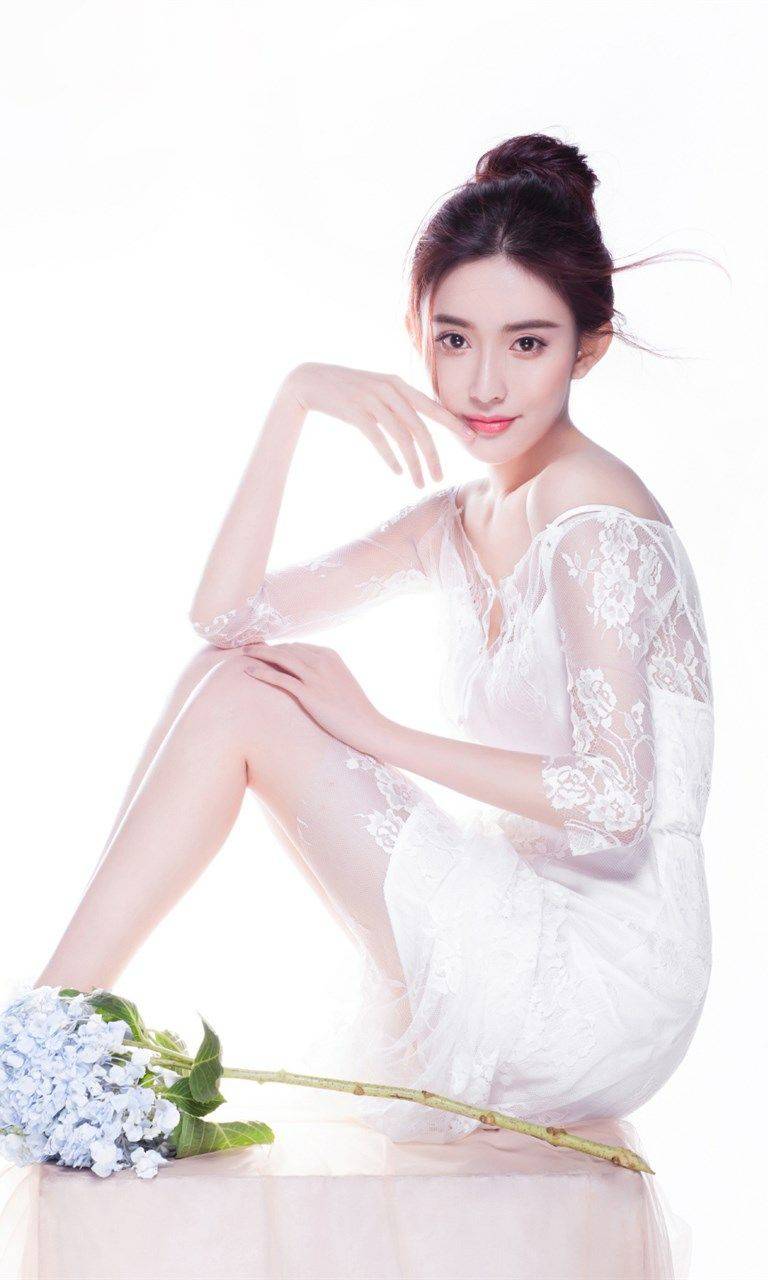 孟子义晒美图大秀白皙玉腿！性感甜美太迷人