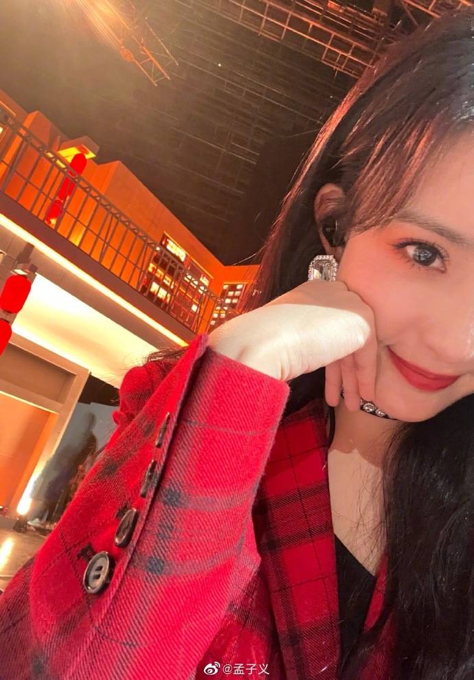 孟子义晒美图大秀白皙玉腿！性感甜美太迷人