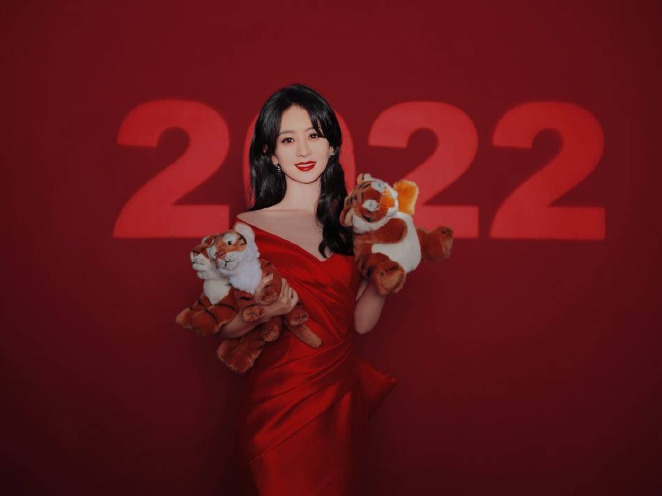 赵丽颖新年红衣写真超妩媚!手拿小老虎喜气洋洋