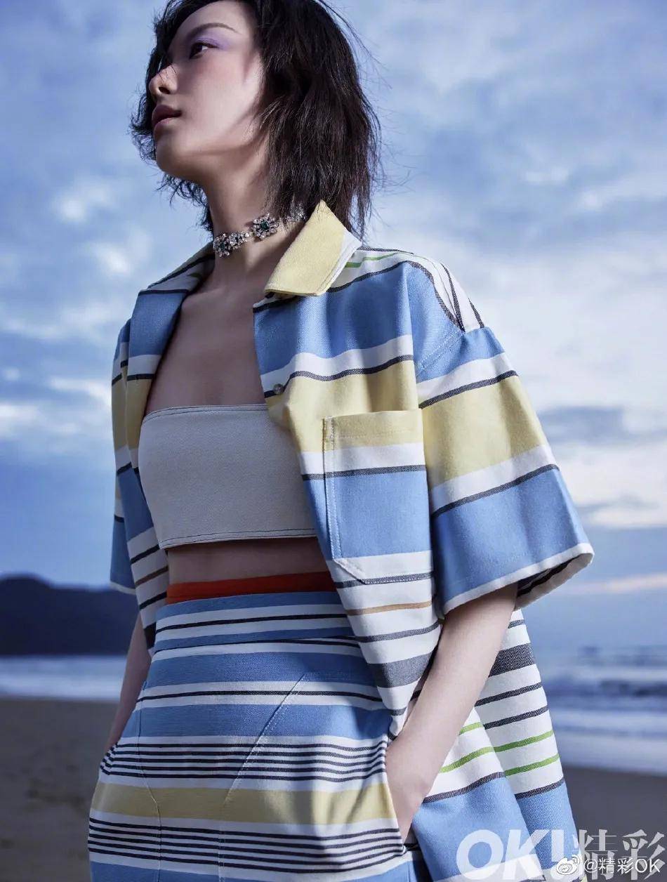倪妮穿蓝黄条纹套装大秀小肚脐!肤白貌美太性感惊艳