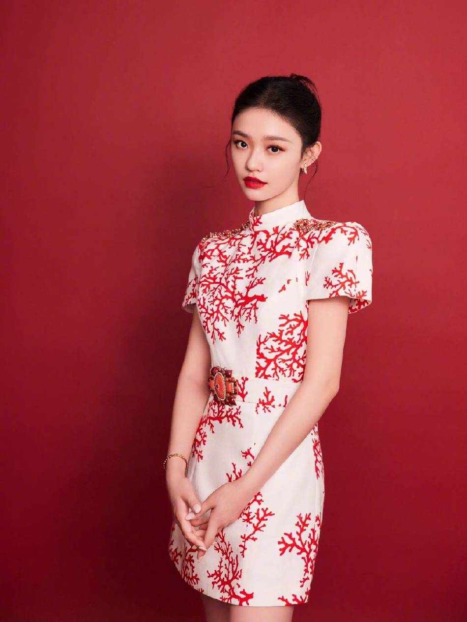 林允元宵晚会美图靓丽多姿!中国风元素俏皮可爱