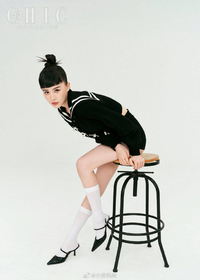“小昭”云千千杂志美图大秀长腿!魅力十足性感迷人