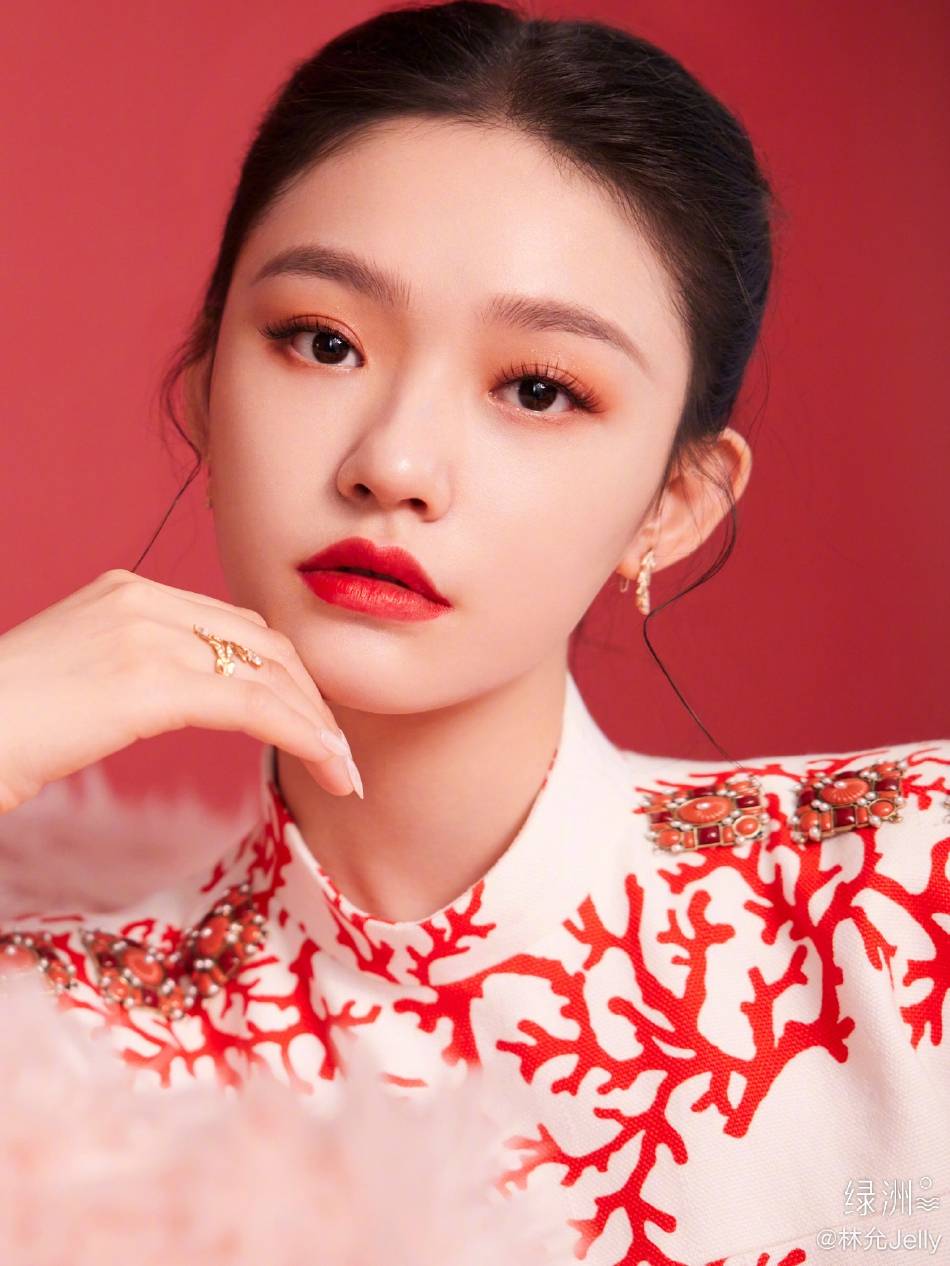 林允元宵晚会美图靓丽多姿!中国风元素俏皮可爱