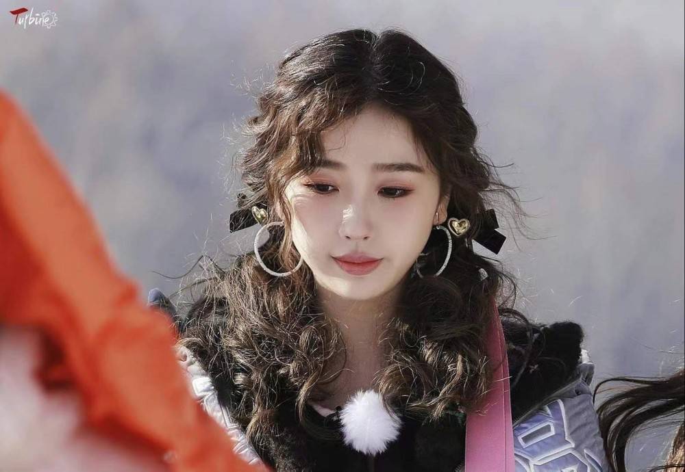 虞书欣棉服打扮保暖洋气,双马尾羊毛卷超乖巧