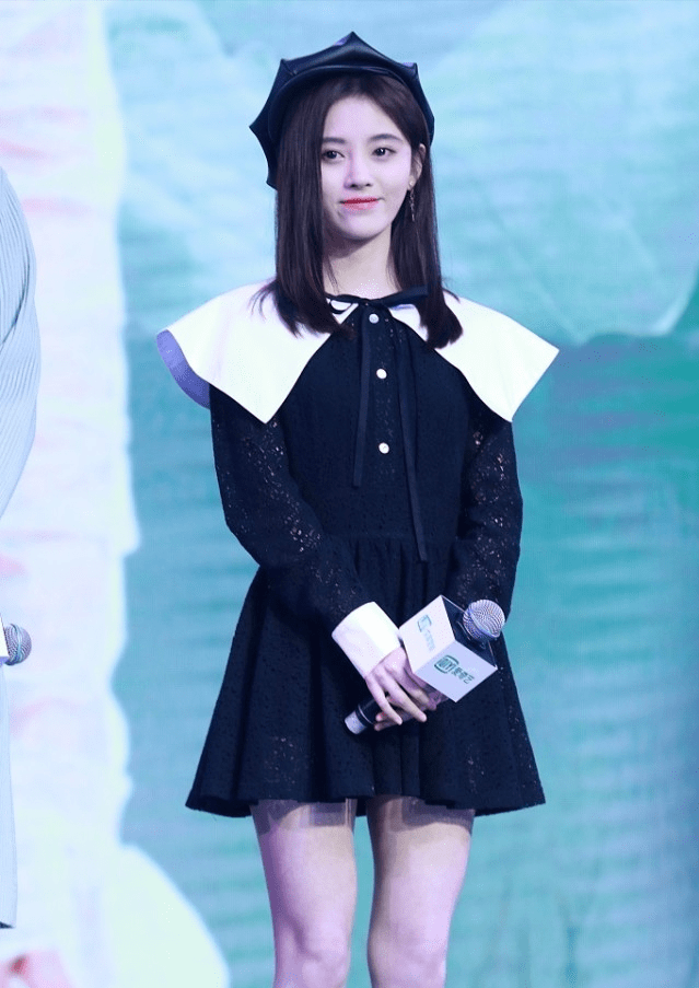 鞠婧祎换了穿衣风格好惊艳，穿红色蕾丝长裙御姐味十足