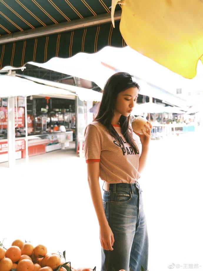 王楚然发微博写真大秀白皙香肩!春青可爱美少女一枚