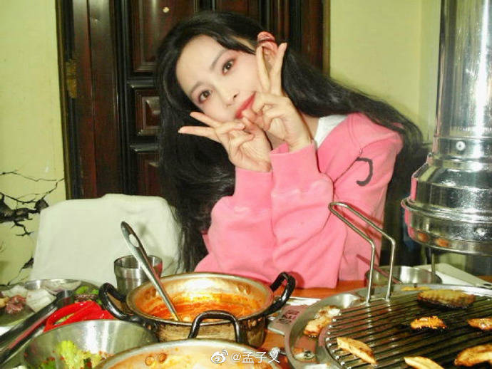 孟子义晒美图大秀白皙玉腿！性感甜美太迷人