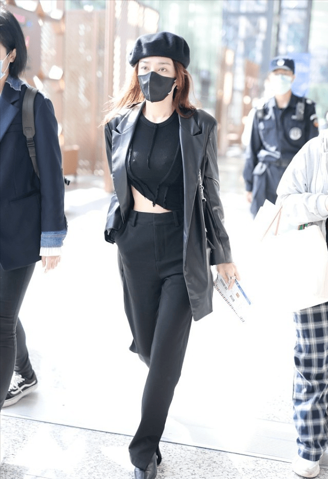 秦岚奶穿彩色针织开衫配衬衫好甜美，新年穿搭太养眼