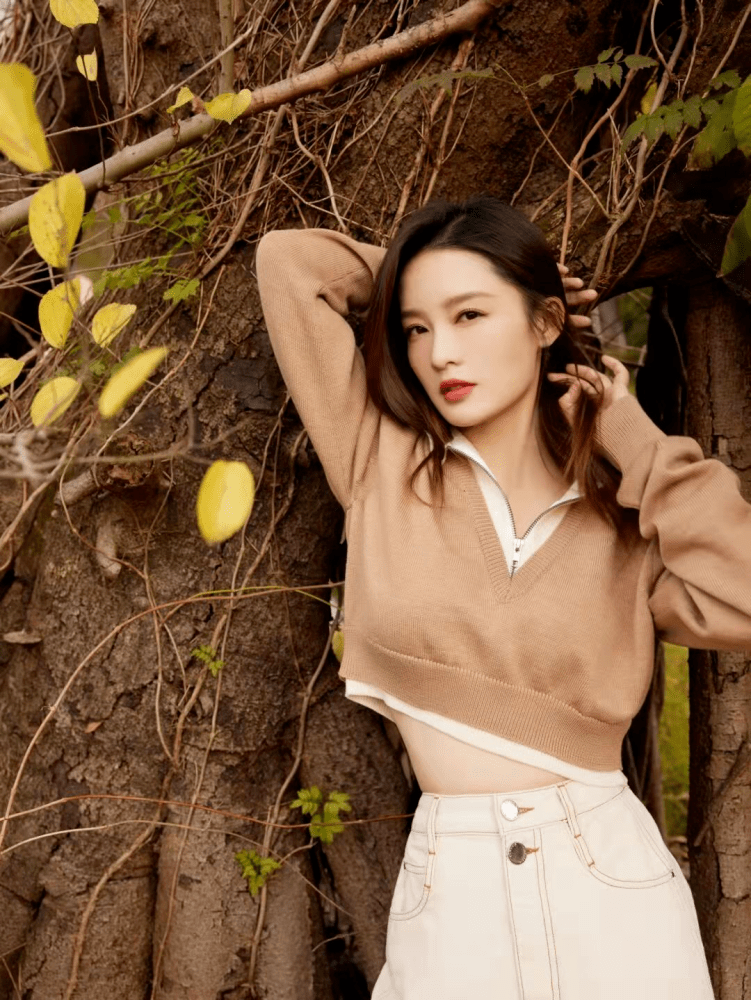 李沁衬衣马甲配长裙，花园中拍照宛如小精灵 时尚 第4张