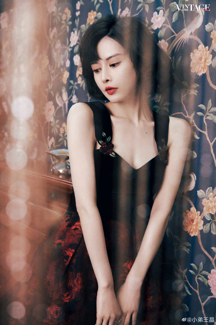 “小昭”云千千被王晶大赞像关之琳！新写真大秀香肩