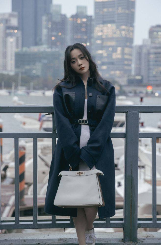 张靓颖分享街头美照，大波浪长发配长皮衣宛如电影大片 时尚 第2张