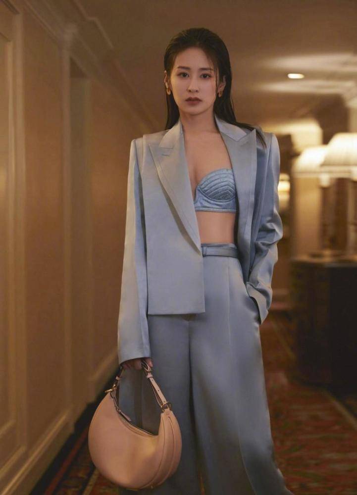 颖儿西装搭配内衣，大胆火辣展现好身材 时尚 第2张