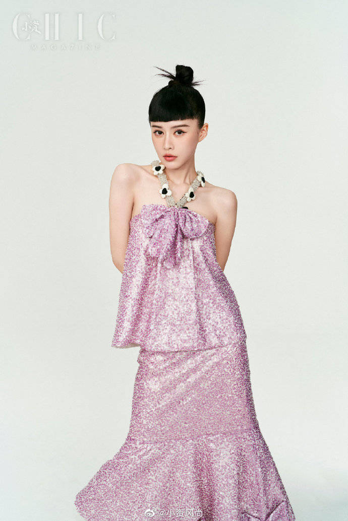 “小昭”云千千杂志美图大秀长腿!魅力十足性感迷人