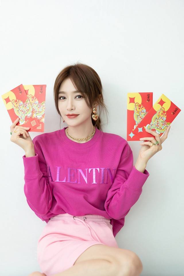 秦岚奶穿彩色针织开衫配衬衫好甜美，新年穿搭太养眼