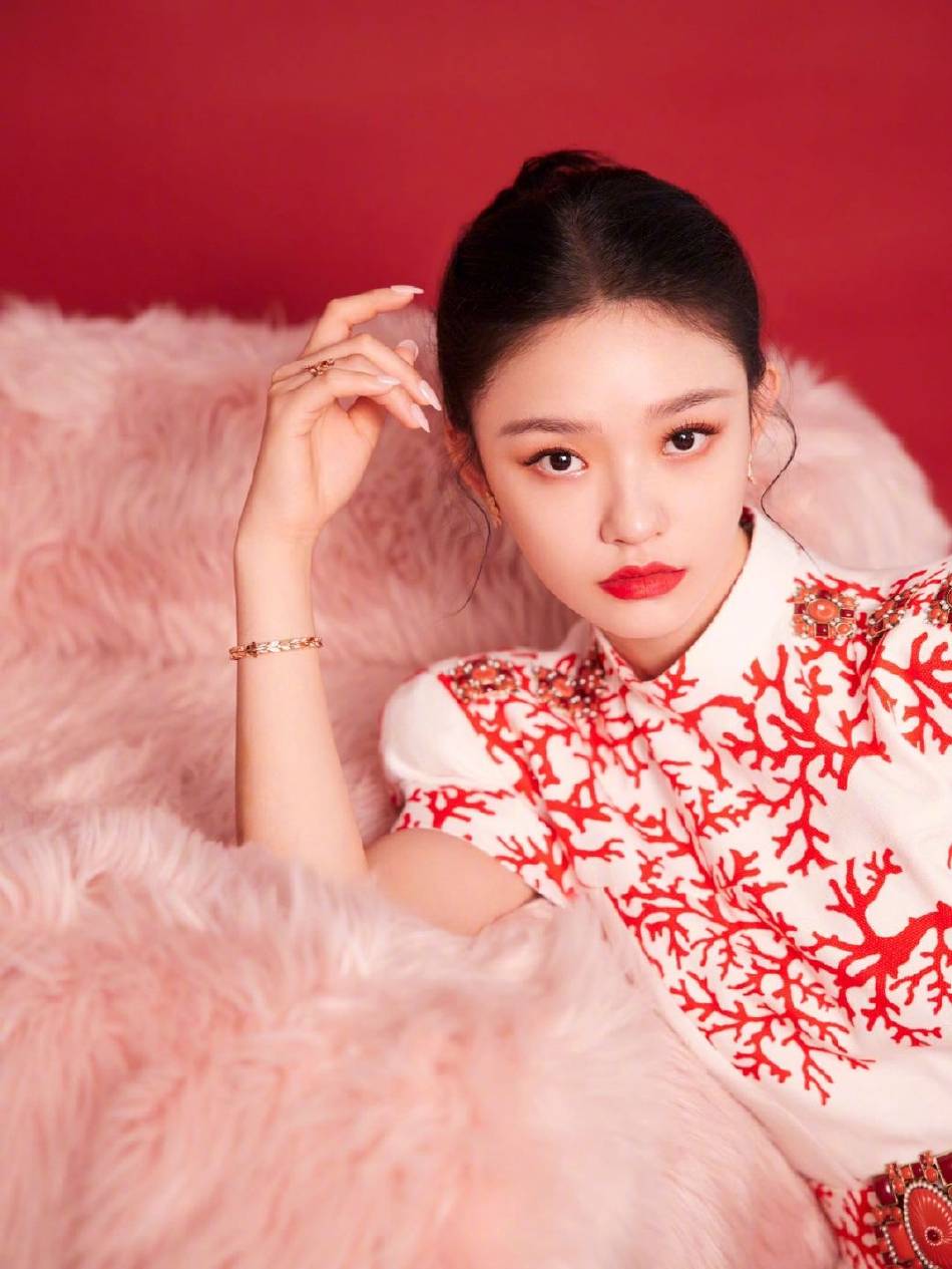 林允元宵晚会美图靓丽多姿!中国风元素俏皮可爱