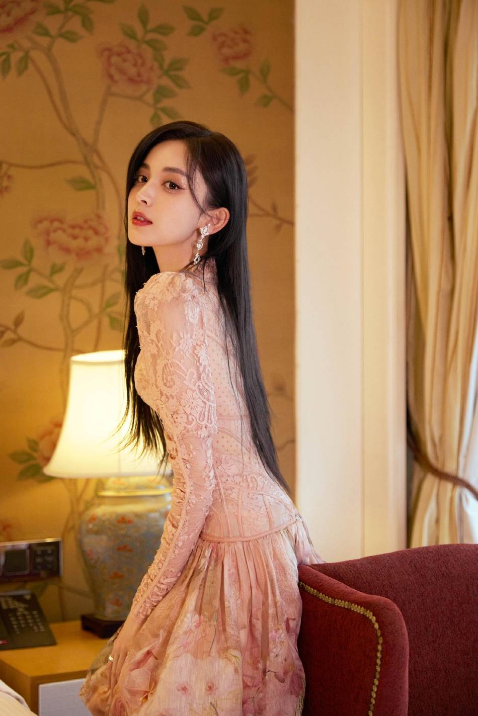 娜扎穿着烈焰红裙美若天仙，长发披肩魅力十足！