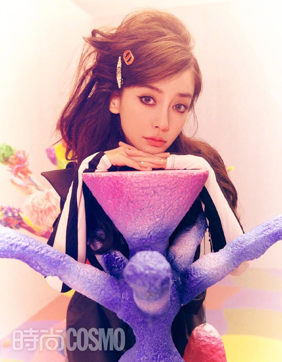 杨颖穿黄色套装搭烟熏妆超美艳!甜美和梦幻感并存