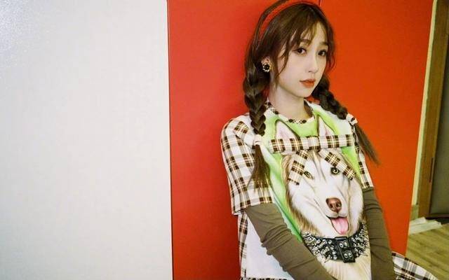 虞书欣羽绒服搭配格纹裙俏皮又保暖,配色充满青春活力