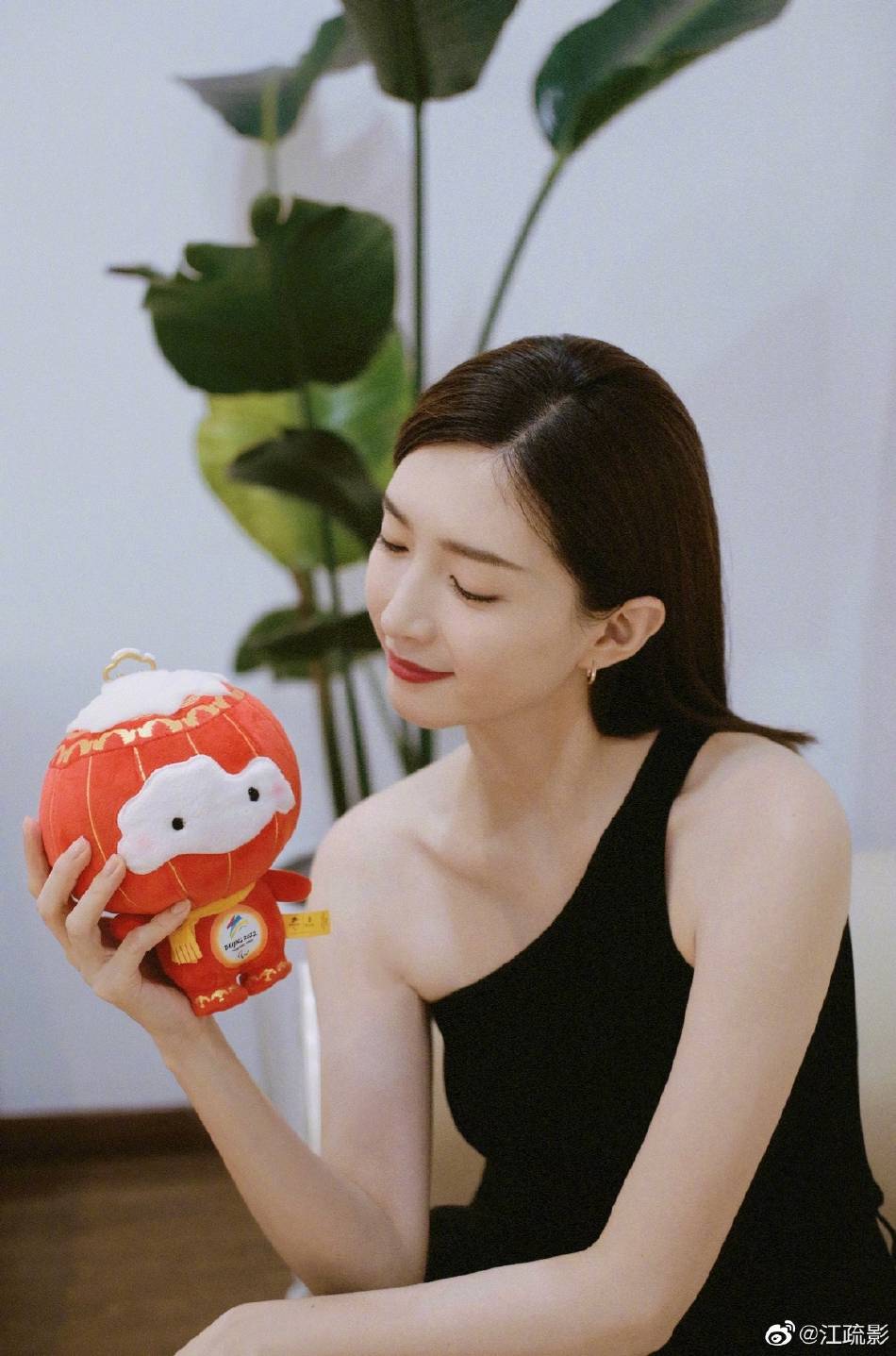 江疏影晒与冰墩墩雪容融合照！展现成熟女人魅力